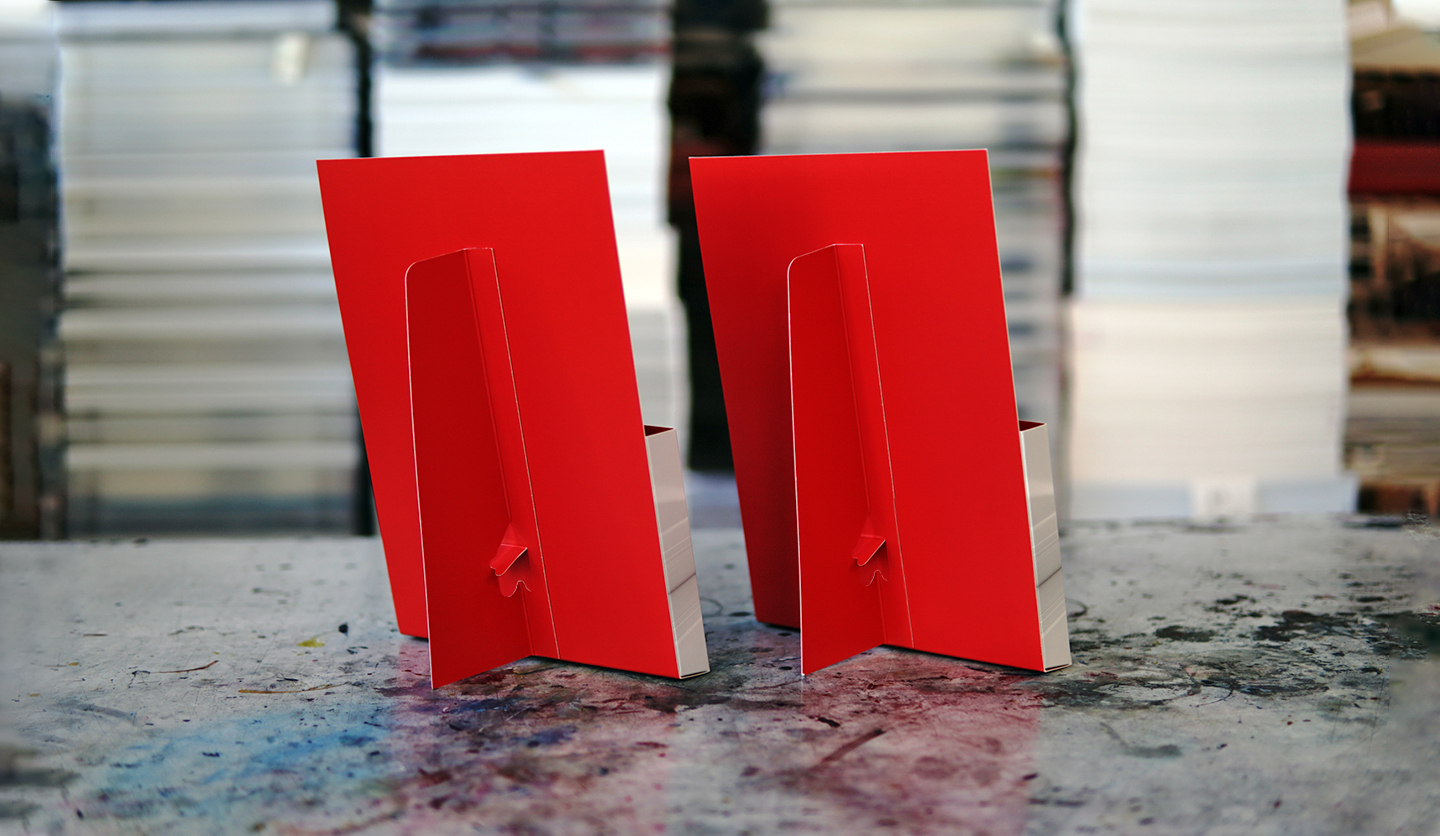 Thekenaufsteller aus stabilem Karton mit arretierbaren Herzaufsteller hinten (Dispenser/Prospektbox)