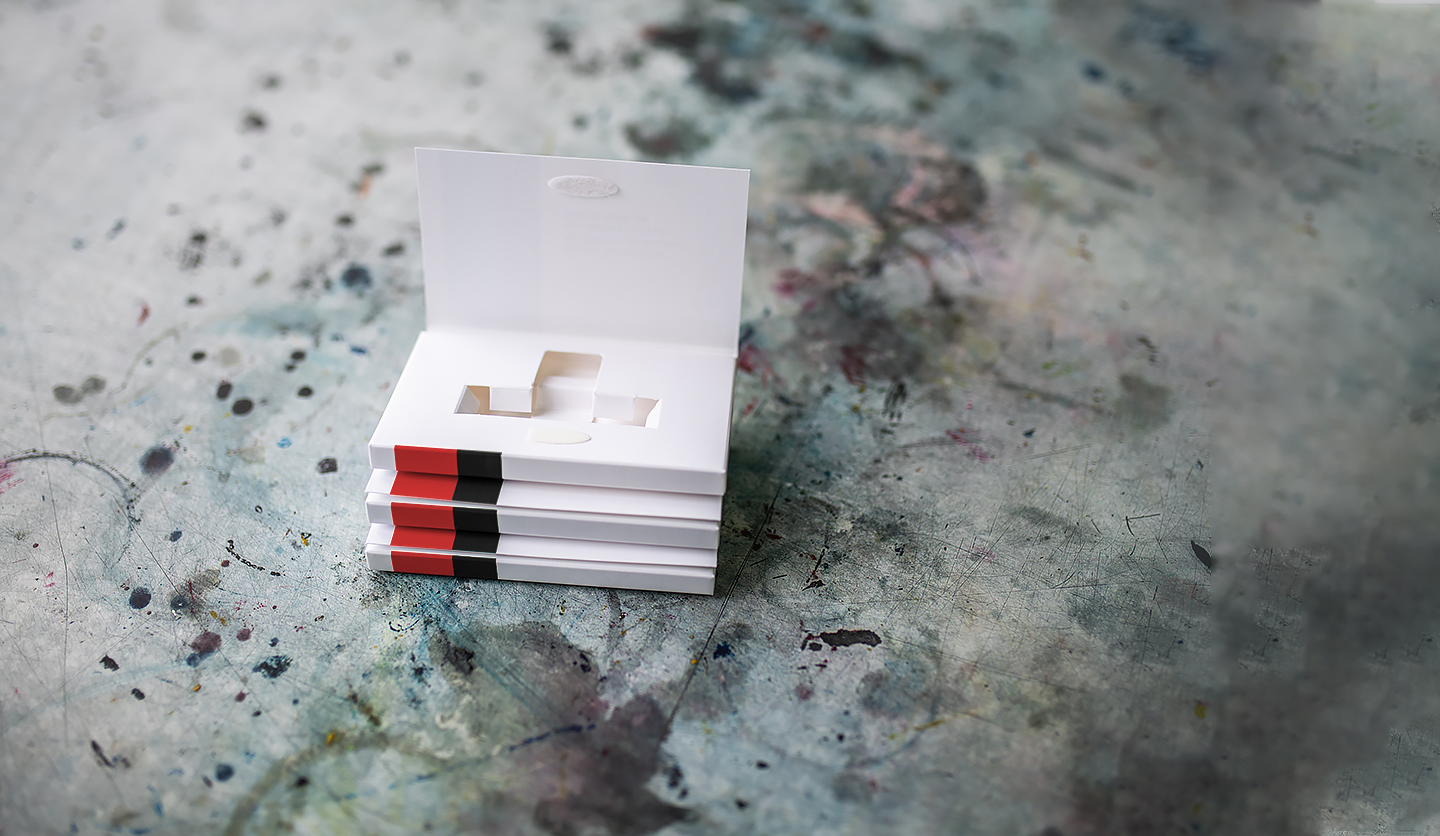 USB-Box mit Klettverschluss in geöffnetem Zusand