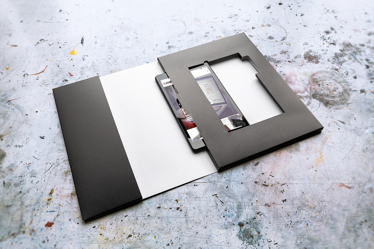 Tabletmappe mit seitlich eingeschobenem Tablet