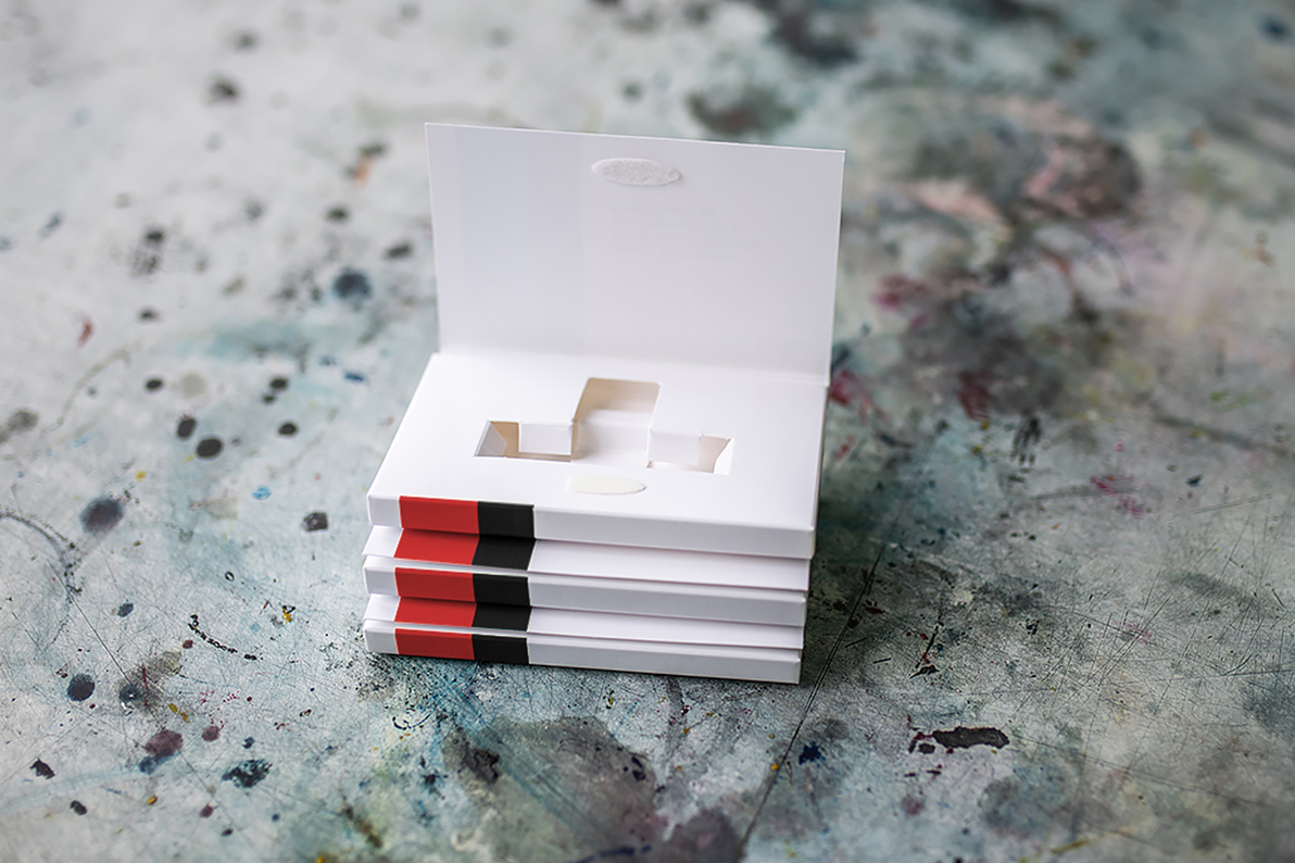 USB-Box mit Klettverschluss in geöffnetem Zusand