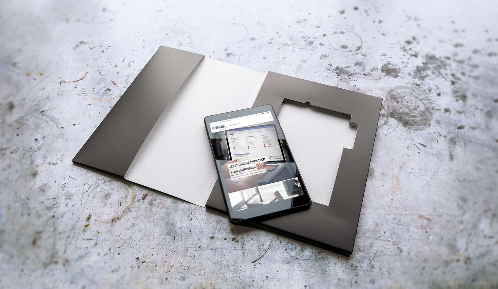 Tabletmappe mit aufgelegtem Tablet (Vorschaubild)