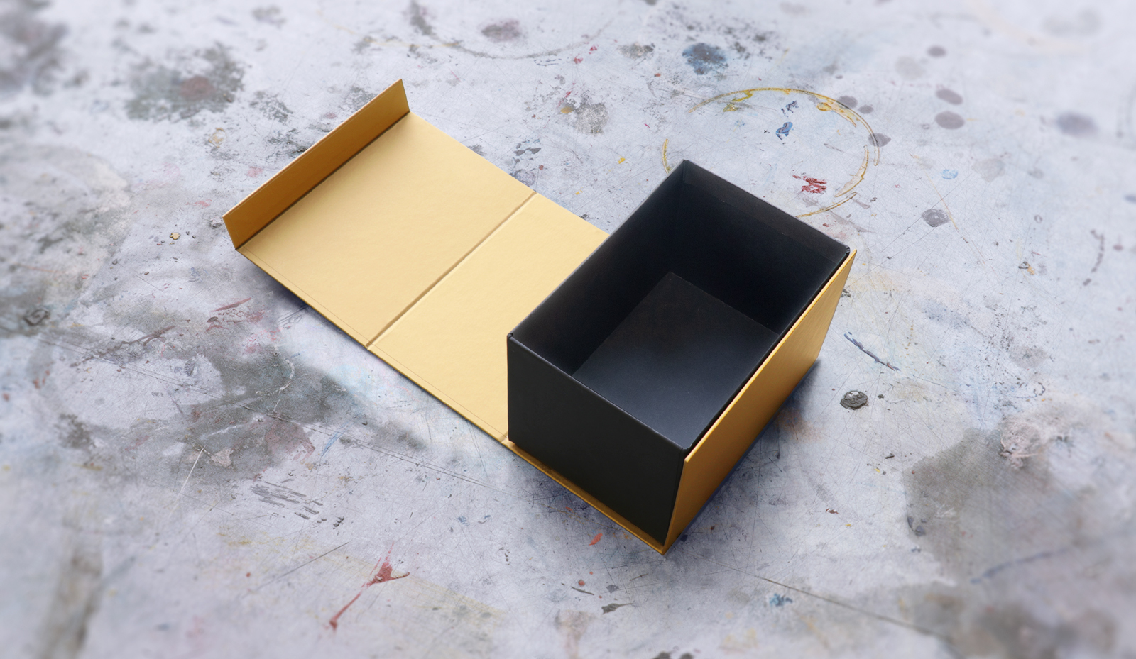 Buchdeckenverpackung mit Magnetverschluss (offen)