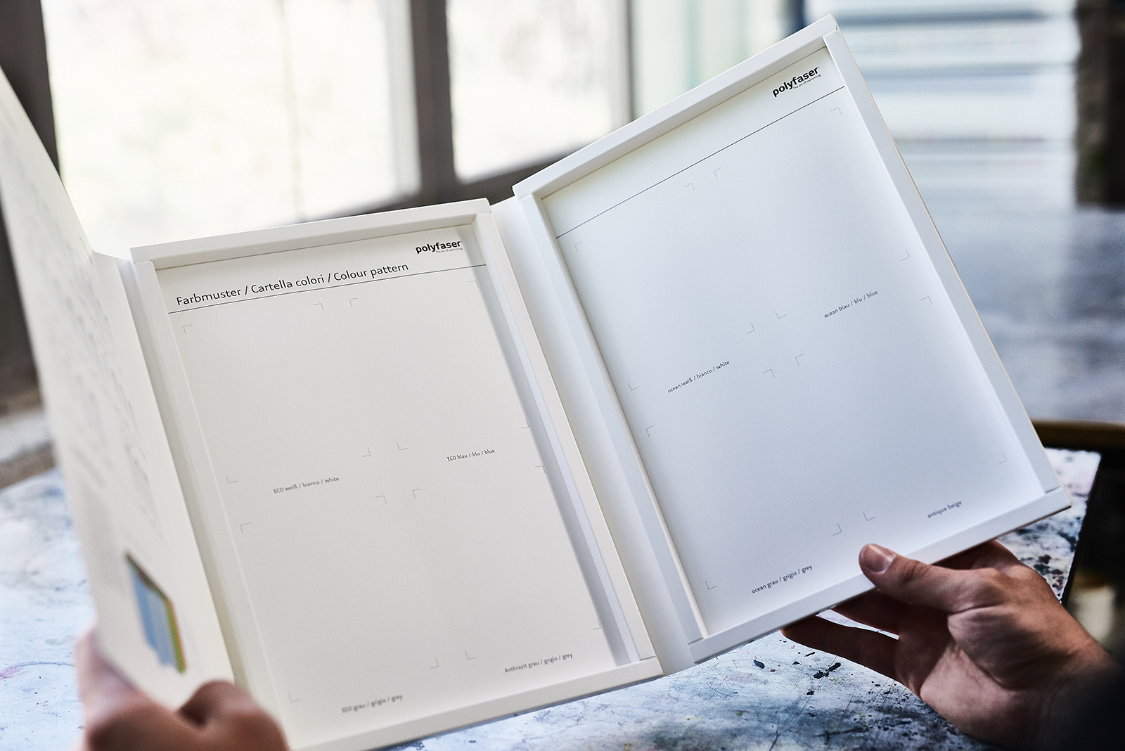 Mehrseitige Produktmustermappe mit Kartonrahmen in geöffnetem Zustand