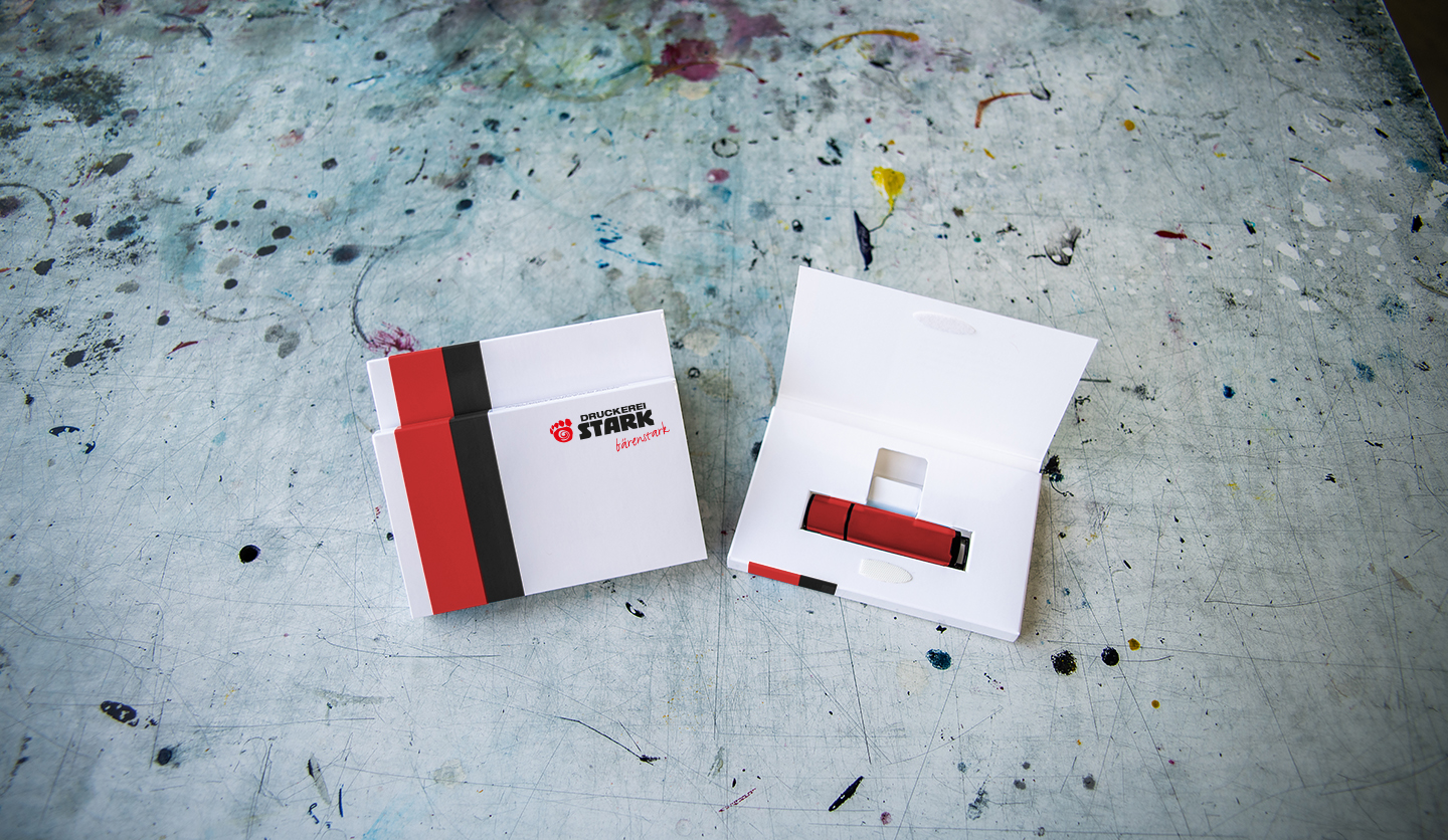 USB-Boxen: Links in geschlossenem Zustand, rechts in geöffnetem Zustand mit eingelegtem USB-Stick (Vorschaubild)