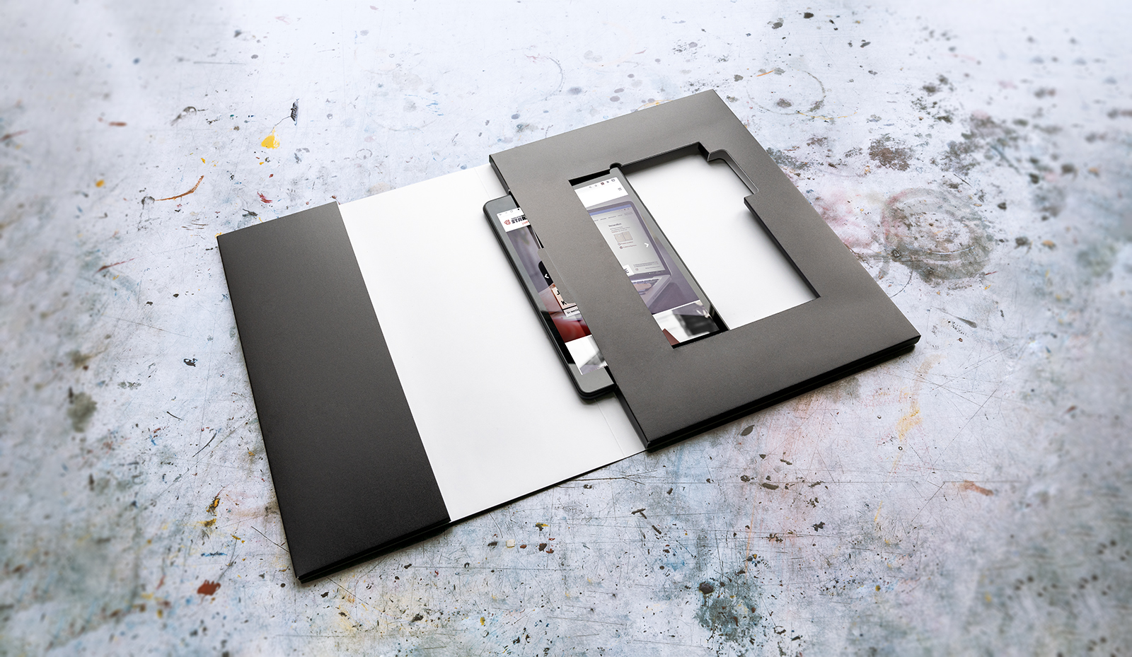 Tabletmappe mit seitlich eingeschobenem Tablet