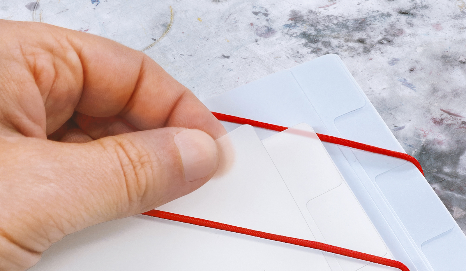 Registermappe aus Kunststoff mit rotem Eckspanner-Gummizugverschluss (Detailansicht)