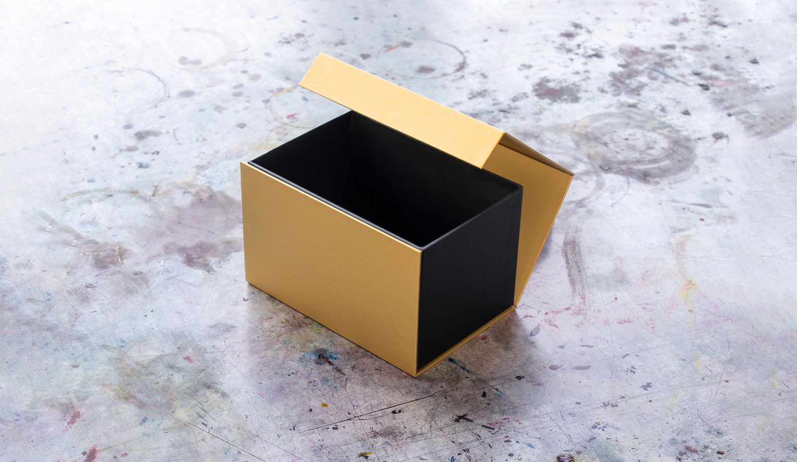 Buchdeckenverpackung in teilgeöffnetem Zustand