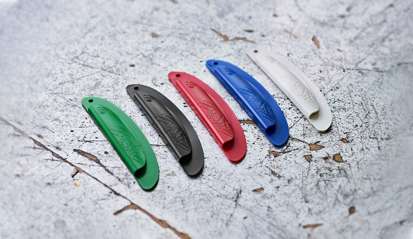 Schwingflügel in verschiedenen Farben (grün, schwarz, rot, blau, grau)